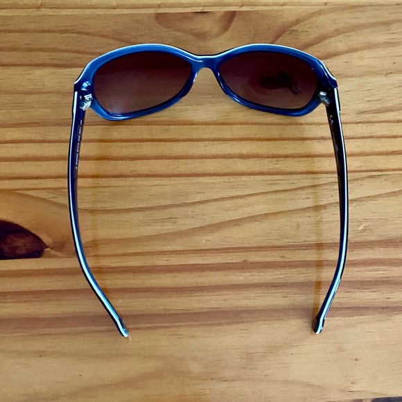 Carolina Herrera Oversized Sunglasses She539 in Tortoise with White Trim - Picture 9 of 11